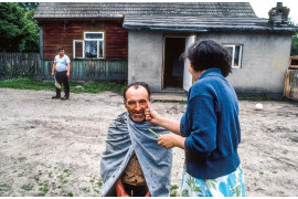 Podwarszawska wieś Kąty, 4 czerwca 1989 r. Toaleta przed pójściem na wybory. Starszy mężczyzna powiedział, że to będą pierwsze wolne wybory w jego życiu