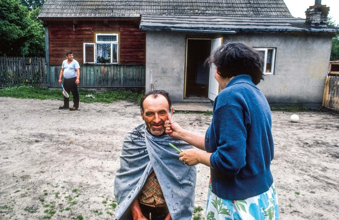 Podwarszawska wieś Kąty, 4 czerwca 1989 r. Toaleta przed pójściem na wybory. Starszy mężczyzna powiedział, że to będą pierwsze wolne wybory w jego życiu