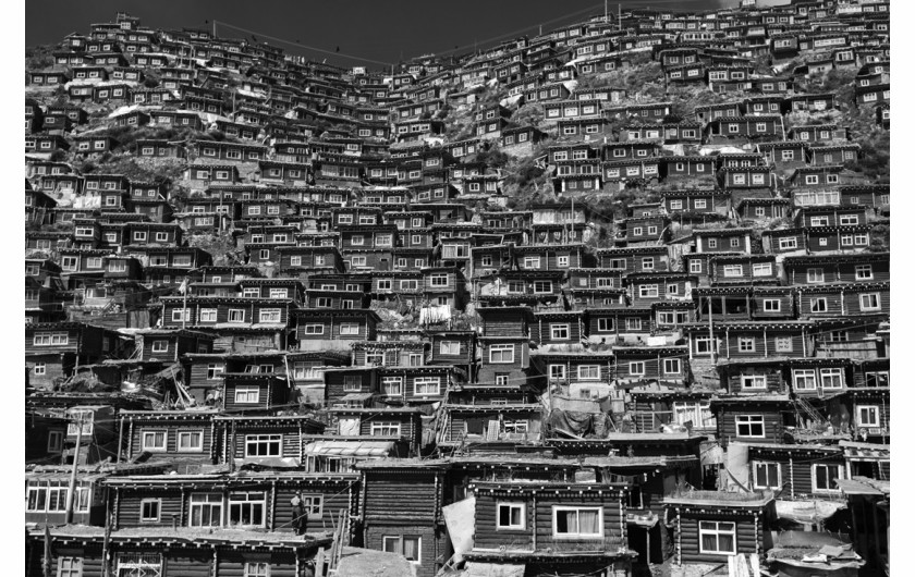fot. Shinya Itahana, z cyklu Boxes on the hillside, 3. miejsce w kategorii Architecture / Series