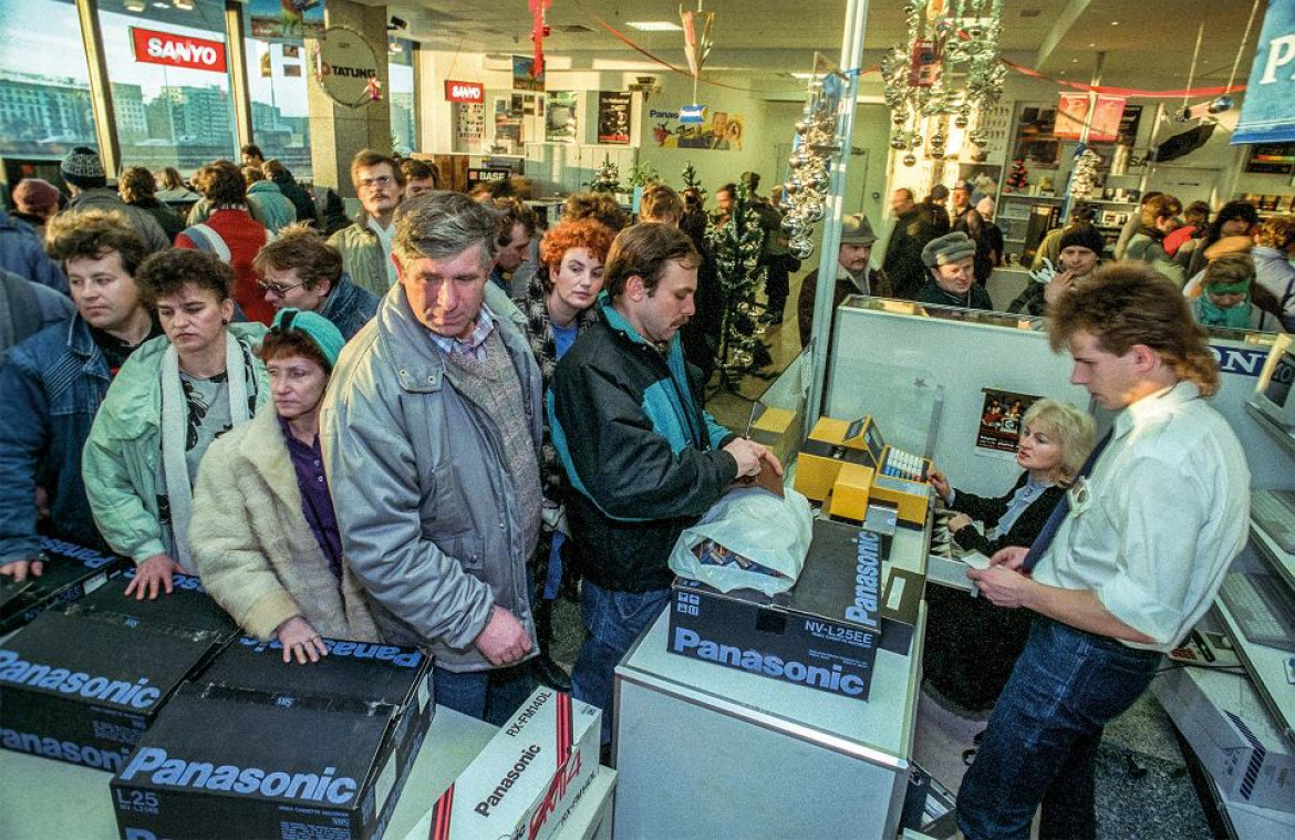 Jeden z warszawskich sklepów dewizowych Pewex. Przed Bożym Narodzeniem 1989 r. sprzęt elektroniczny z Zachodu miał wielkie powodzenie.