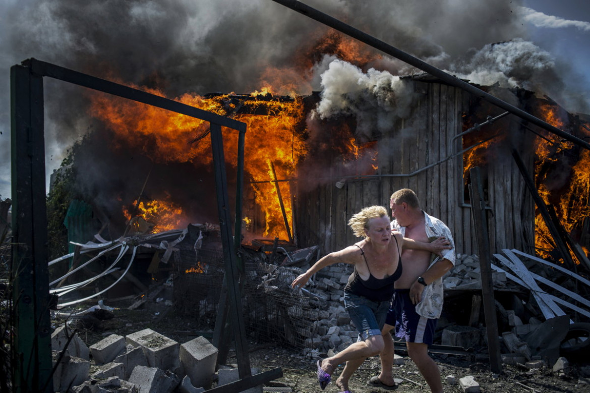 fot. Valery Melnikov, "Black Days of Ukraine", 1. miejsce w kategorii Long-Term Project.

Trwający od 2014 roku konflikt w Donbasie to dramat zwykłych ludzi. Klęska nawiedziła ich nieoczekiwanie, przynosząc śmierć i zniszczenie tysiącom osób.