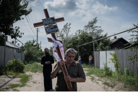 fot. Valery Melnikov, "Black Days of Ukraine", 1. miejsce w kategorii Long-Term Project.

Trwający od 2014 roku konflikt w Donbasie to dramat zwykłych ludzi. Klęska nawiedziła ich nieoczekiwanie, przynosząc śmierć i zniszczenie tysiącom osób.