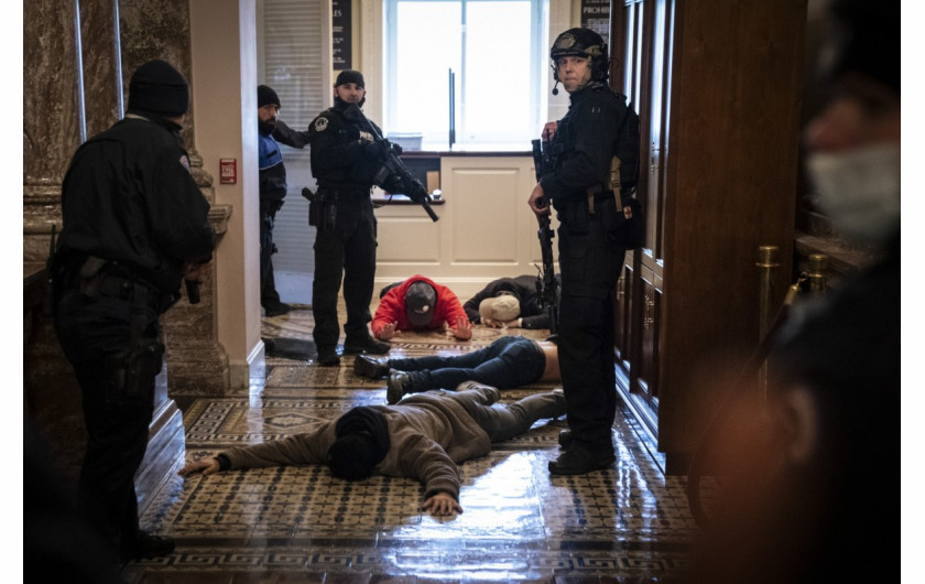 Funkcjonariusze policji Kapitolu zatrzymują demonstantów, którzy zaatakowała Kapitol, 6 stycznia 2021 r. w Waszyngtonie. fot. Drew Angerer, Getty Images / Pulitzer Prize 2021 for Breaking News Photography