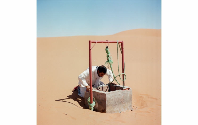 fot. Muhammed Kilito, nominacja z regionu Afryki / World Press Photo 2023Oazy zależą od delikatnej równowagi trzech elementów - obfitego zaopatrzenia w wodę, dobrej jakości gleby i palm daktylowych - aby funkcjonować jako wyspy bioróżnorodności i bariery przed pustynnieniem. W Maroku niszcząca działalność człowieka i globalne ocieplenie zakłócają obecnie ten ekosystem. Mniej więcej dwie trzecie siedlisk oazowych w Maroku zniknęło w ciągu ostatniego stulecia z powodu takich czynników, jak stale rosnące temperatury, pożary i niedobór wody. Degradacja oaz wpływa z kolei na mieszkańców, powodując spadek produkcji rolnej, ubóstwo i przesiedlenia. Jury doceniło projekt za subtelne studium ginącego środowiska.
