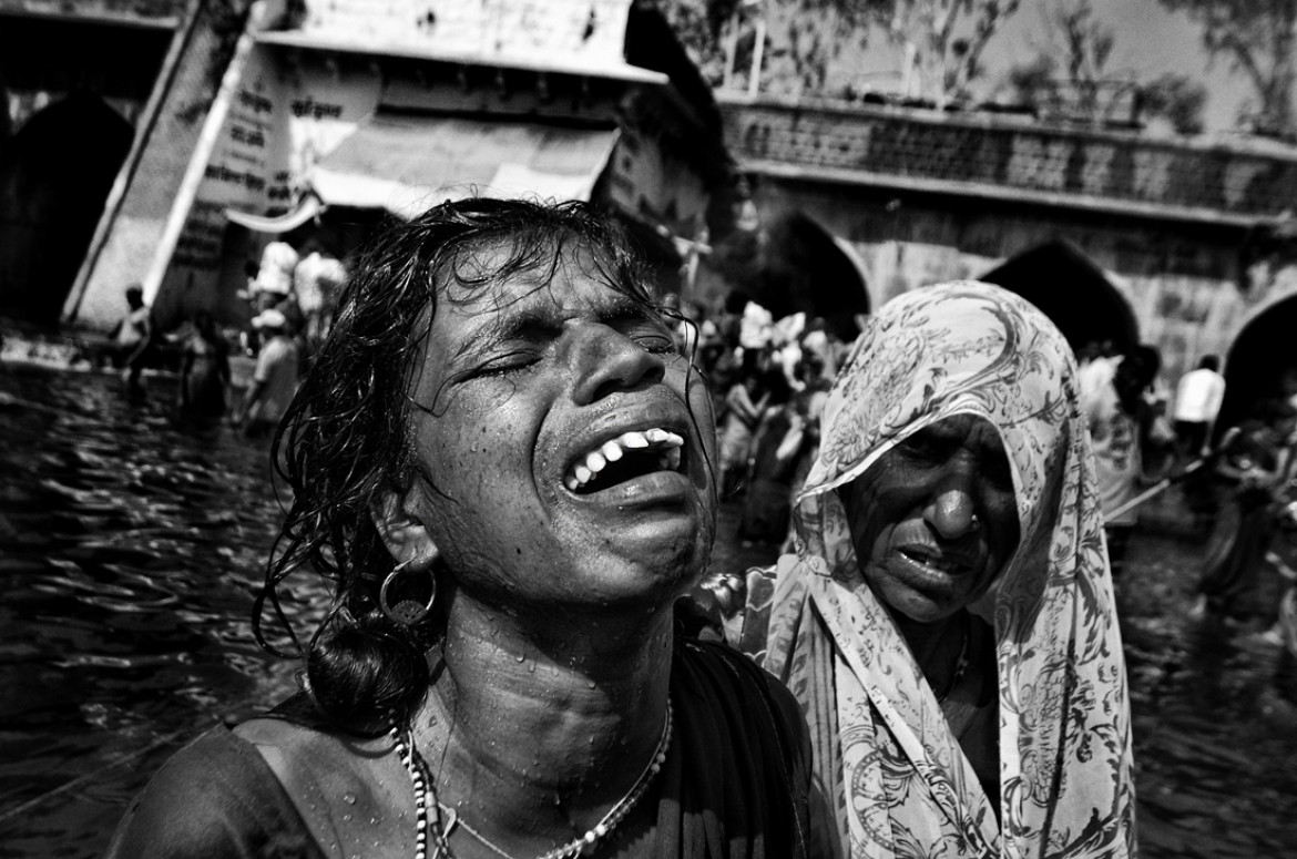 fot. Debiprasad Mukherjee, z cyklu "God Never Talks. But the Devil Keeps Advertising", 3. miejsce w kategorii Photojournalism / Series