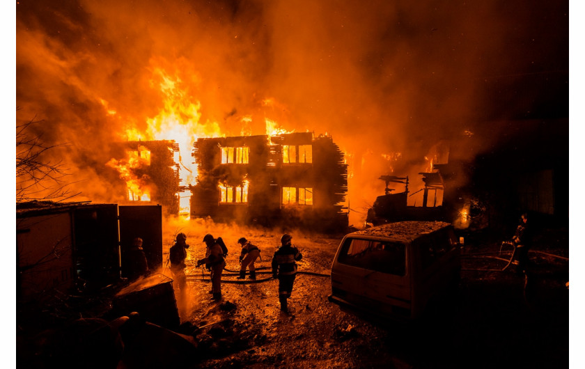 fot. Vitaly Novikov, Fire and Water, wyróżnienie w kat. Documentary & Photojournalism / Siena International Photo Awards 2020Strażacy zabezpieczają cylindry z gazem podczas pożaru domu w Murmańsku.