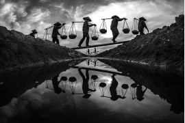 fot. Hoa Tran Trung, "Sunset", 1. nagroda w kategorii People / Monovisions Photography Awards 2019