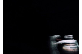 fot. Aneta Wawrzoła, Wyróżnienie w kategorii „zestaw dokumentacyjny z przedstawienia” | „Otwarte / Gładkie / Białe / Chłodne”, reż. Zuza Polkowska i Noemi Wrzos, Teatr Rajstopy, Łódź / VIII Konkurs Fotografii Teatralnej