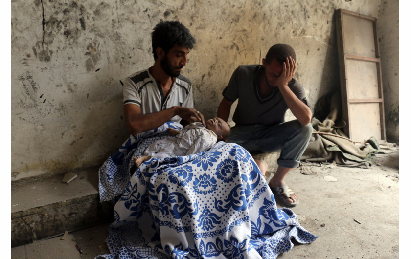 fot. Ameer Alhabi, Rescued From The Rubble, 2. miejsce w kategorii Spot News / Stories.

Od 2012 roku syryjskie Aleppo podzielone jest między dzielnice opanowane przez siły rządowe i rebeliantów, których z miasta wyparła dopiero brutalna ofensywa syryjskich wojsk. Zwycięstwo armi opłacone zostało bombardowaniami, które zniszczyły wszystkie szpitale i zamieniły w zgliszcza to, co jeszcze pozostało w miasta. 
