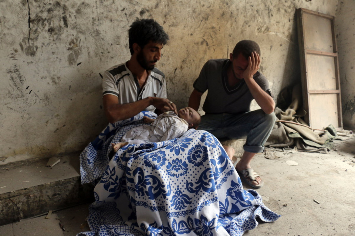 fot. Ameer Alhabi, "Rescued From The Rubble", 2. miejsce w kategorii Spot News / Stories.

Od 2012 roku syryjskie Aleppo podzielone jest między dzielnice opanowane przez siły rządowe i rebeliantów, których z miasta wyparła dopiero brutalna ofensywa syryjskich wojsk. Zwycięstwo armi opłacone zostało bombardowaniami, które zniszczyły wszystkie szpitale i zamieniły w zgliszcza to, co jeszcze pozostało w miasta. 