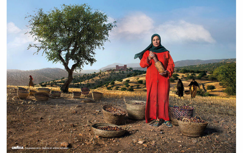 Kalendarz Lavazza 2015, fot. Steve McCurry, Nadia Fatmi, szefowa spółdzielni kobiet z Tighanimine, strażniczka drzewa araganowego, które rośnie tylko na południowym wybrzeżu Maroka. Uzyskuje się z niej rzadki olej, który ma właściwości lecznicze.