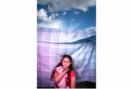 fot. Johanna Alarcon, nominacja z regionu Ameryki Południowej / World Press Photo 2023<br></br><br></br>Valentina to 13-latka, która chce zostać fotografem, a której matka przebywa w więzieniu za posiadanie marihuany. Trwający w Ekwadorze kryzys więziennictwa i polityka karania za narkotyki sprawiają, że rozłąka rodziców z dziećmi jest szczególnie trudna. Wideo i obrazy w tym multimedialnym projekcie koncentrują się na wyobraźni i doświadczeniach Valentiny jako młodej artystki, której bogaty świat wewnętrzny nie jest zdefiniowany przez uwięzienie matki. 
<br></br><br></br>
Pochodząca z Ekwadoru autorka opowieści wizualnych i fotoreporterka Johanna Alarcón poznała Valentinę i jej matkę podczas pracy z więźniami nad projektami artystycznymi. Członkowie jej własnej rodziny zostali uwięzieni. Głęboka osobista więź Alarcón z tematem umożliwiła to złożone, oparte na współpracy i wielowymiarowe przedstawienie historii życia Valentiny. Połączenie fotografii analogowej i cyfrowej z wideo, animacją i dźwiękiem daje wyjątkowe spojrzenie na życie wewnętrzne młodej artystki, która nadaje sens światu poprzez swoją fotografię.