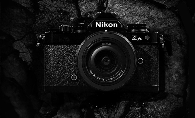 Nikon Z fc i obiektyw Nikkor Z 40 mm f/2 SE w czarnej edycji specjalnej