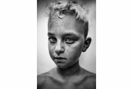 fot. Lee Jeffries, "Zephyr", 1. miejsce w kategorii Portrait / B&W Child 2018