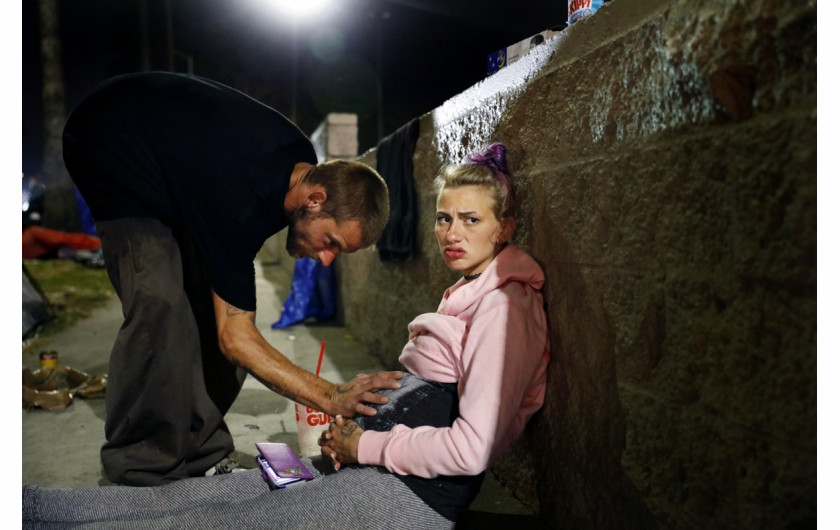 fot. Christina House, Mckenzie Trahan (22) wpatruje się w dal, gdy jej chłopak Eddie, 26, opiera rękę na jej brzuchu w pobliżu ich namiotu w Hollywood. (Opublikowano 13 lipca 2022 r.)
