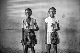 fot. Urim Hong, z cyklu "City Soleil: a melody of hope", 3. nagroda w kategorii People / Monovisions Photography Awards 2019