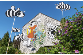 Maj, fot. Ami Vitale
Artysta: Millo

Instalacja „Odrodzenie” zajmuje powierzchnię 63 metrów kwadratowych. Powstawała przez pięć dni, z wykorzystaniem wodnej farby ściennej. 
Opis: Namalowana w jaskrawych kolorach dziewczynka, symbolizująca nowe pokolenie, podlewa wodą szare tereny przemysłowe, w których rozkwita bujny ogród. W otoczeniu muralu znajduje się sześć poliplatowych pszczół namalowanych przez Millo – owadów, które symbolizują odrodzenie Genku.

Dawniej przemysłowy obszar górnictwa węglowego, dziś, dzięki nowym działaniom zrównoważonego rozwoju, Genk z radością wita powracające tu pszczoły. Przebudowa opuszczonego obszaru przemysłowego zamieniła go w 69 nowych ogrodów, w których ludzie mogą spotykać się i uprawiać żywność ekologiczną, a wysiłki mieszkańców stworzyły idealne warunki do rozwoju pszczół.