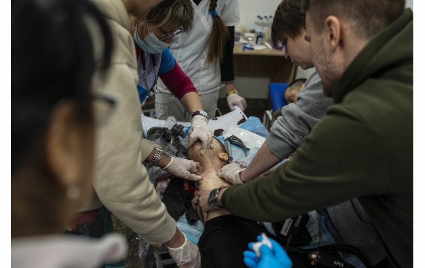 fot. Evgeniy Maloletka,  Pracownicy medyczni bezskutecznie próbują uratować życie 18-miesięcznego syna Mariny Yatsko, Kirilla, który został śmiertelnie ranny w wyniku ostrzału, w szpitalu w Mariupolu, Ukraina, 4 marca 2022 r. 