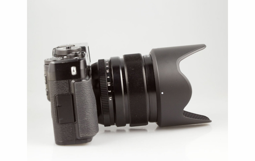 Fujifilm X-Pro 1 z  obiektywem Fujifilm Fujinon XF 23mm f/1,4 R i osłoną przeciwsłoneczną