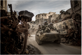 Christian Werner „Road to Ruin“, II miejsce w kategorii "Storyboard" Siena International Photo Awards 2018 | Wraz z upadkiem Aleppo, reżim Bashara Assada po raz kolejny kontroluje drugie co do wielkości miasto w kraju. Ale czy możliwe jest pojednanie? „Pójdź za mną w podróż po stanie dyktatora w gruzach.“ Przez ponad cztery lata różne grupy rebeliantów kontrolowały sąsiedztwo al-Shaar, ale syryjskie i rosyjskie myśliwce niedawno przekształciły połowę miasta w gruz. Rebelianci i ich zwolennicy opuścili miasto, a po zwycięstwie reżimu pozostali tylko ci, którzy popierają prezydenta. Wizyta w Syrii Assada jest jak wejście w apokaliptyczny świat.