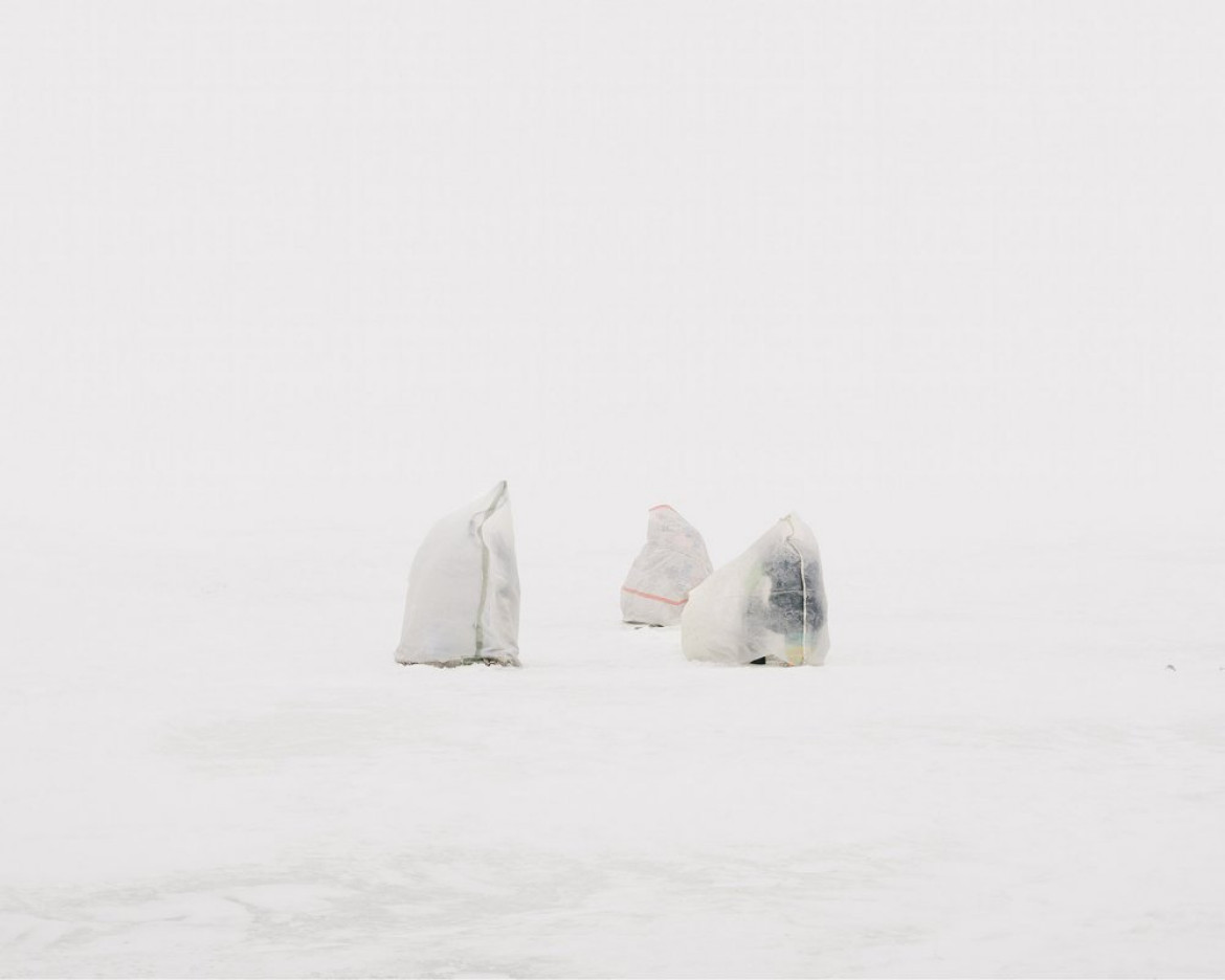 fot. Aleksey Kondratev, z cyklu "Ice Fishers"

Astana (Kazachstan) to jedna z najzimniejszych  i najmłodszych (od 1997 roku) stolic świata. Zimą temperatury sięgają tu 52 stopni Celsjusza poniżej zera. Sylwetki rybaków łowiących ryby na zamarzniętej rzecze Ishim kontrastują z futurystyczną wizją nowej stolicy.