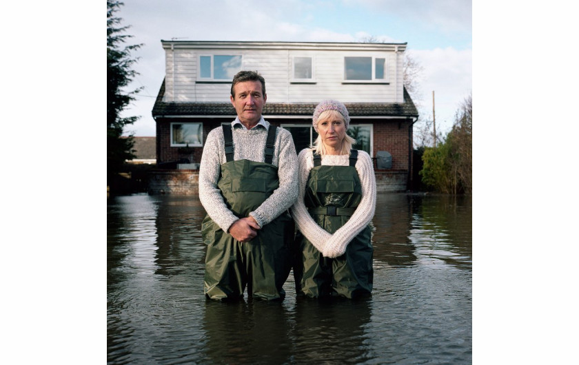 fot. Gideon Mendel, z cyklu Drowning World

- Woda zabrała wszystko, prócz ich życia - opowiada o serii fotograf. Długoterminowy projekt Mendela przedstawia ofiary powodzi z całego świata.