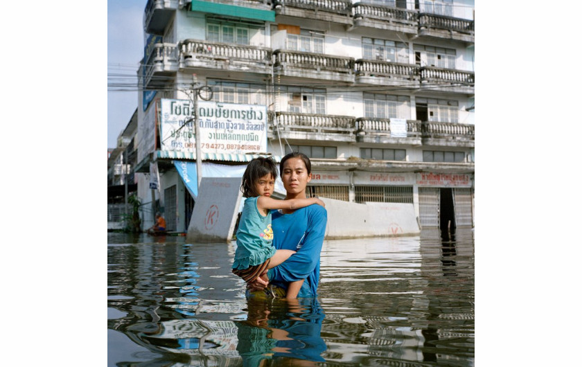 fot. Gideon Mendel, z cyklu Drowning World

- Woda zabrała wszystko, prócz ich życia - opowiada o serii fotograf. Długoterminowy projekt Mendela przedstawia ofiary powodzi z całego świata.
