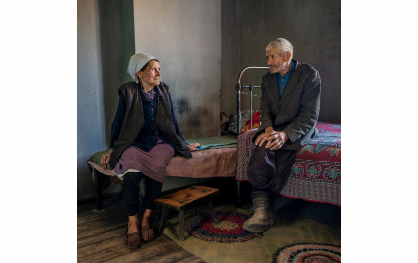 fot. Viktoria Sorochinski, z cyklu  Land of No-return

Viktoria dokumentuje wioski okalające Kijów już od 10 lat, poszukując rodzinnych korzeni i wspomnień z dzieciństwa. Jednak wraz z wyludnianiem się tych obszarów zanika również ich tradycja i kultura.
