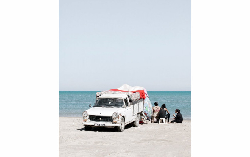 fot. Yoan Cimier, z cyklu Nomad's Land

Seria ukazuje ręcznie budowane schronienia i oraz namioty wznoszone przez ludność na wybrzeżu Tunezji. Skojarzenia z nomadycznymi ludami afryki nadawać mają całości poetyckiego charakteru.
