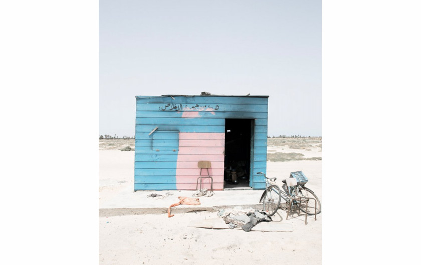 fot. Yoan Cimier, z cyklu Nomad's Land

Seria ukazuje ręcznie budowane schronienia i oraz namioty wznoszone przez ludność na wybrzeżu Tunezji. Skojarzenia z nomadycznymi ludami afryki nadawać mają całości poetyckiego charakteru.