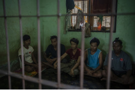 fot. Siegfried Modola, "Inside Myanmar's Armed Uprising", 1. nagroda w kat. Storyboard / Siena International Photo Awards 2023 <br></br><br></br>Birma doświadcza wojny domowej od lutego 2021 roku, kiedy to wojsko obaliło pierwszy demokratycznie wybrany rząd kraju po zamachu stanu z 1962 roku. Obywatele ze wszystkich klas społecznych dołączyli do bojówek i uzbrojonych grup na rzecz wyzwolenia kraju. Niestety, junta odpowiedziała brutalnie i masowo, co doprowadziło do śmierci tysięcy ludzi, w tym prawie 200 dzieci. Według szacunków ONZ, konflikt ten doprowadził również do wysiedlenia ponad miliona osób. W ostatnich miesiącach walki nasiliły się, a Tatmadaw (siły wojskowe w Myanmarze) zwiększyły naloty w całym kraju.
