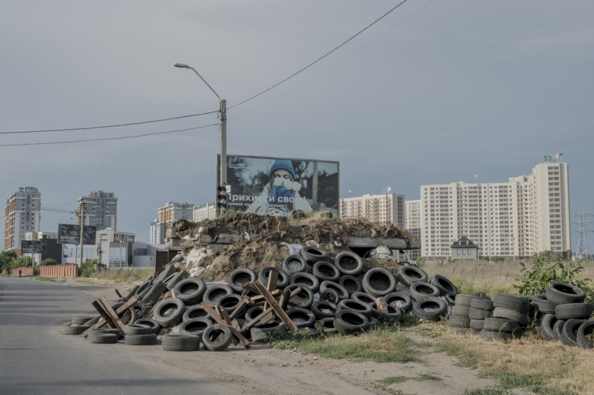 fot. Laetitia Vancon, "Tribute to Odesa", 1. nagroda w kat. Storyboard / Siena International Photo Awards 2023 <br></br><br></br>Odessa jest miastem symbolicznym i strategicznie ważnym, nie tylko dlatego, że posiada klucz do Morza Czarnego, ale także dlatego, że reprezentuje walkę między tożsamością rosyjską i ukraińską, między imperialną przeszłością a demokratyczną przyszłością. W czerwcu 2022 r., pomimo prawie sześciu miesięcy trwającej wojny, Odessa pozostała pod kontrolą Ukrainy, choć nie uszła bez szwanku. Z dala od okropieństw wojny, których świadkami było wielu fotografów, te sceny z codziennego życia uchwyciły istotę zaciekle niezależnego i niezachwianie integracyjnego miasta, symbolizującego niezłomnego ducha całego narodu.
