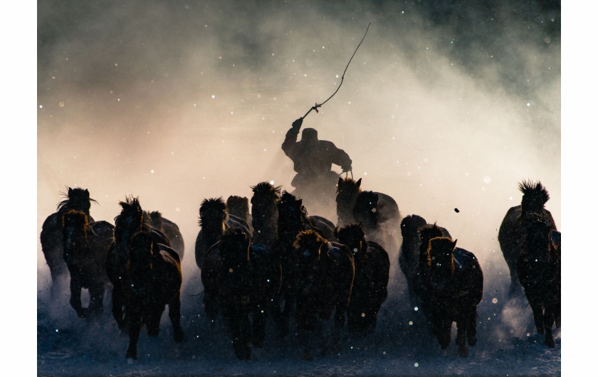 fot. Anthony Lau, Winter Horseman, National Geographic Travel Photographer of the Year 2016