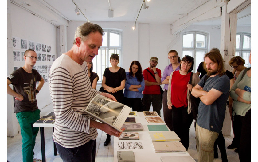 Erik Kessels oprowadza po wystawie współczesnej holenderskiej książki fotograficznej Dutch Pages.