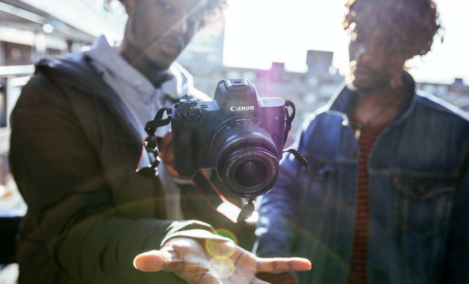  Canon EOS M50 - kompaktowy bezlusterkowiec z wbudowanym wizjerem, filmami 4K i złączem mikrofonowym