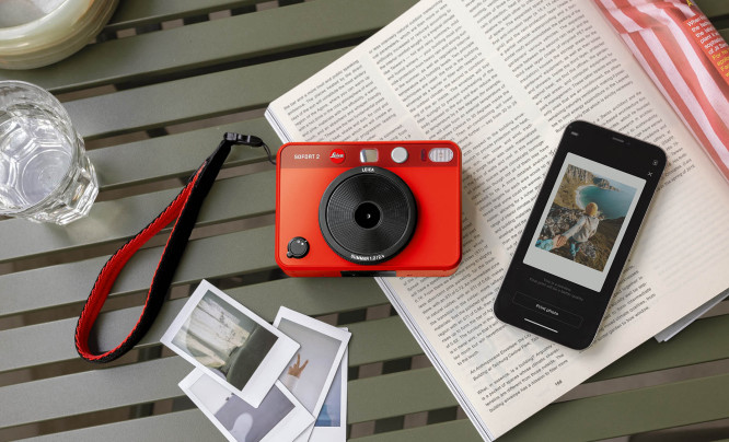 Leica Sofort 2 - cyfrowy Instax z czerwoną kropką