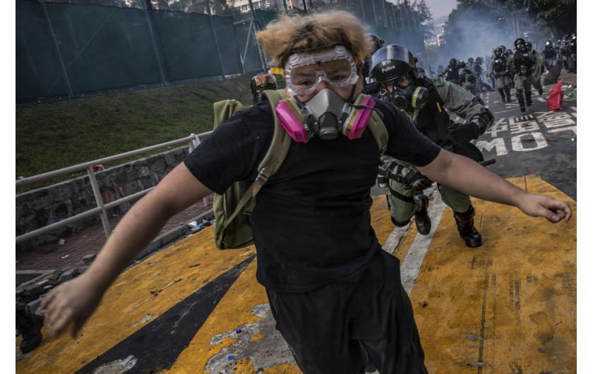 fot. Tyrone Siu. Jeden z protestujących, który później okazał się studentem ucieka przed policjantem podczas zamieszek na Uniwersytecie Chińskim w Hong Kongu. 12 listopada 2019 / Pulitzer Prize for Breaking News Photography 2020