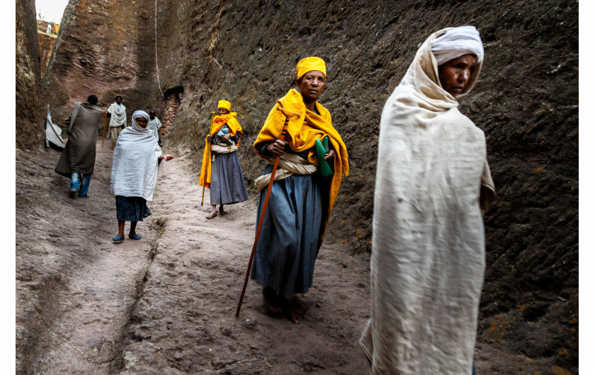 fot. Mario Adario, z cyklu Ethiopian Christian Pilgrimage to Lalibela

Zdjęcia powstały w styczniu 2015 roku, podczas etiopskiego Bożego Narodzenia, gdzie pielgrzymi z całego kraju podróżują do miasta Lalibela, by modlić się w słynnych wykutych w skale kościołach.