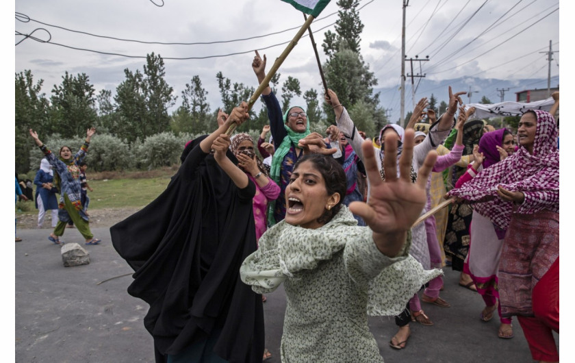 fot. Dar Yasin. Kobieta krzyczy w stronę policjantów, którzy użyli gazu łzawiącego i ostrej amunicji (wystrzeliwanej w niebo) do tłumienia protestu w mieście Srinagar. 9 sierpnia 2019 / The Pulitzer Prize 2020 for Feature Photography