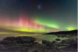 fot. James Stone, Aurora Australis z plaży Beerbarrel / Insight Investment Astronomy Photographer of the Year 2019