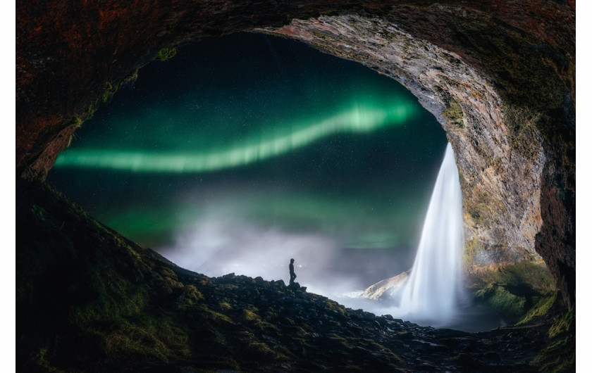 fot. Sutie Yang, Aurora outside the tiny cave / Insight Investment Astronomy Photographer of the Year 2019