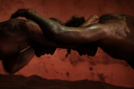 fot. Alain Schroeder / tpoty.com

Kushti to tradycyjna, indyjska forma wrestlingu. W Akharze, pod okiem mistrza, zapaśnicy poświęcają się praktyce średnio od 6 do 36 miesięcy.