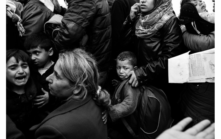fot. Szymon Barylski, z cyklu Fleeing Death, 1. miejsce w podkategorii Photojournalism amatorskiej kategorii Open.

Cykl opowiada o sytuacji syryjskich imigrantów na granicy Grecko-Macedońskiej. Setki osób żyje tam w tragicznych warunkach sanitarnych, w przeludnionym miasteczku namiotowym.