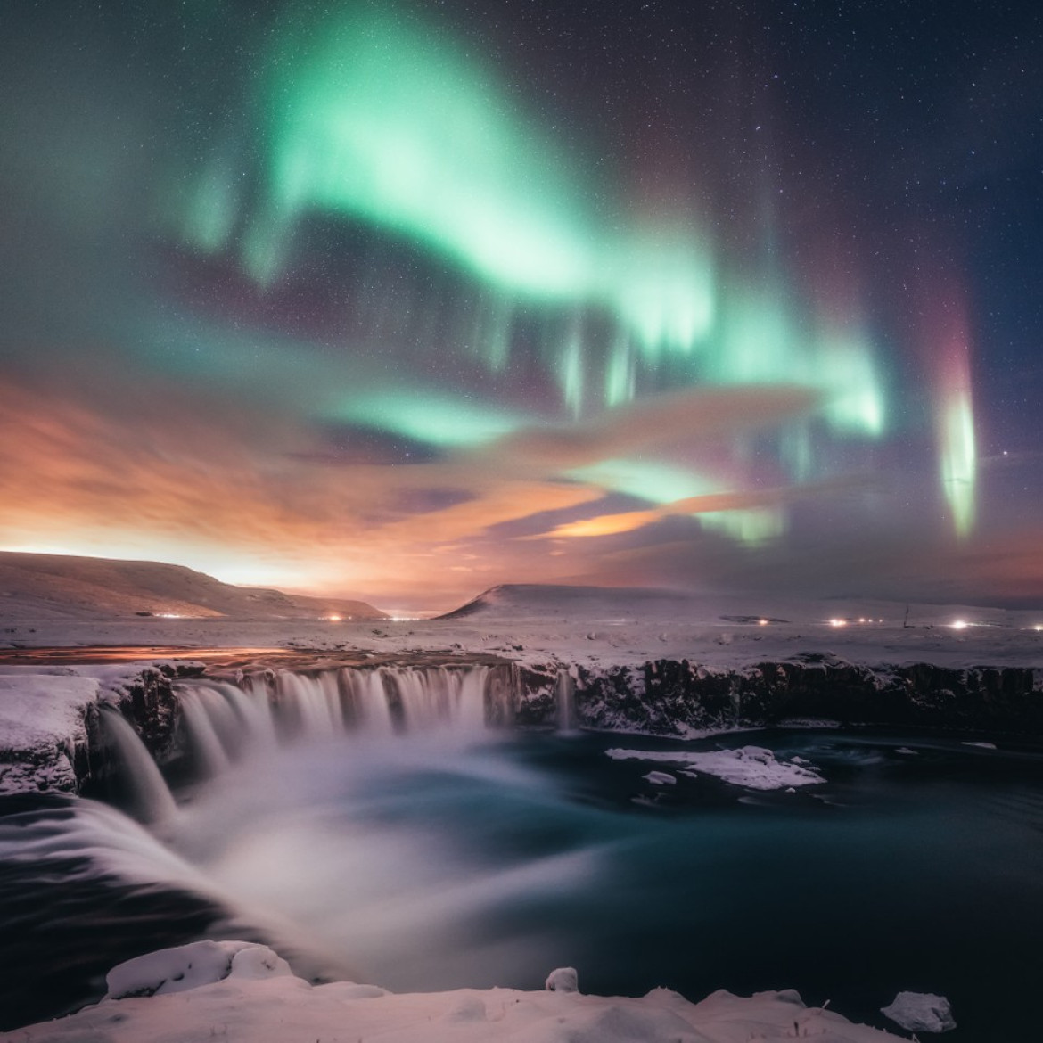 fot. Sutie Yang, "Dancing in the Gooafoss" / Insight Investment Astronomy Photographer of the Year 2019