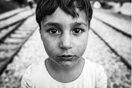 fot. Szymon Barylski, z cyklu "I Refugee", 2. miejsce w podkategorii Children amatorskiej kategorii People.

Cykl portretów dzieci, stworzony w greckim obozie dla uchodźców w wiosce Idomeni.