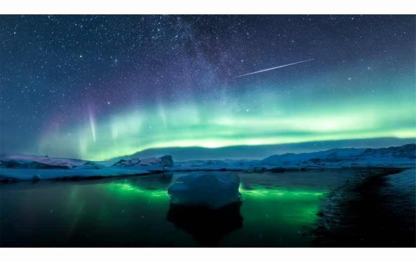 fot. Angel Yu, Reflections of aurorae and meteors / Insight Investment Astronomy Photographer of the Year 2019