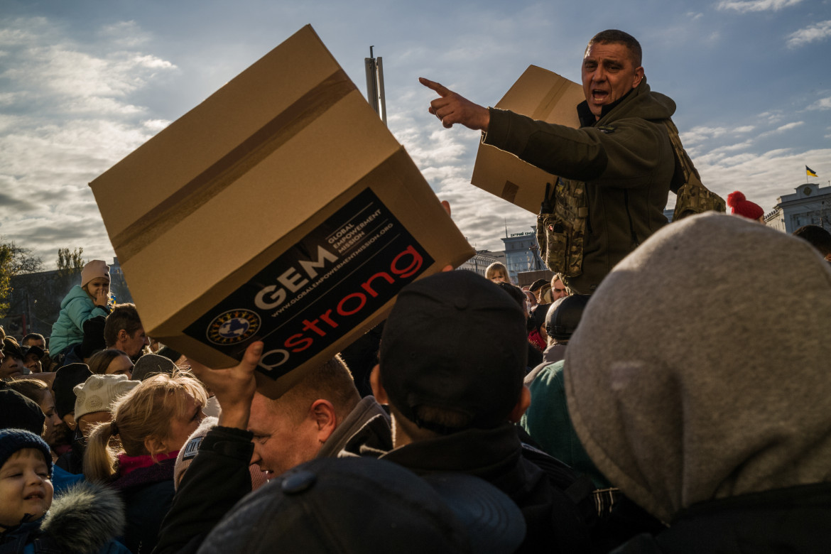 Ludzie zbierają paczki z pomocą humanitarną na głównym placu „Wolności” w Chersoniu. Od ponad tygodnia w mieście nie ma prądu, gazu ani wody. Ukraina, 15 listopada 2022
fot. Wojciech Grzędziński