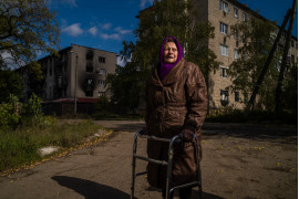 Antonina (94 l.) mieszka w mocno zniszczonym bloku w Sewiersku na Ukrainie, 5 października 2022
fot. Wojciech Grzędziński