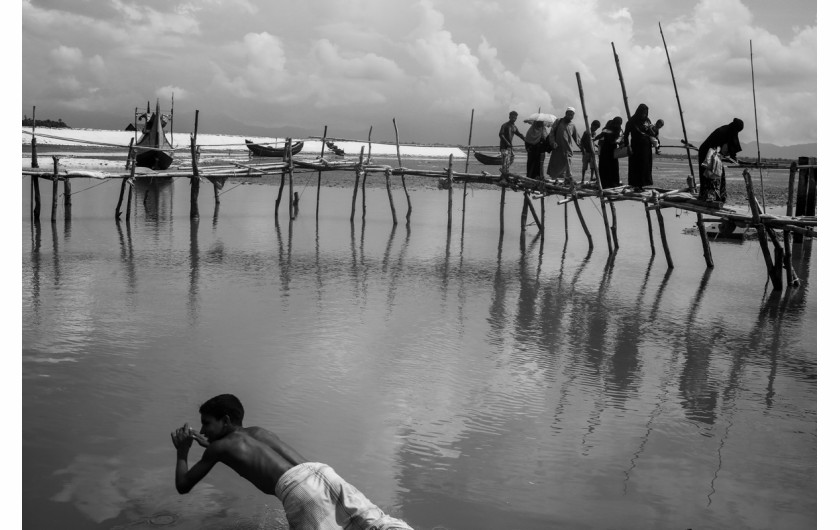 fot. Michał Dyjuk, Forum Polska Agencja Fotografów, II miejsce w kategorii WYDARZENIA

Bangladesz. Mniejszość muzułmańska Rohingja od pokoleń zamieszkiwała stan Rakhine w buddyjskiej Birmie, doświadczając stale prześladowań i represji. Jednak ofensywa militarna wojsk birmańskich w 2017 roku przerodziła się w masakrę dokonaną na niewinnych ludziach. Od końca sierpnia 2017 roku ponad 800 tys. osób zostało zmuszonych do ucieczki z Birmy do sąsiedniego Bangladeszu. Lecz tam dramat Rohingjów się nie kończy. 