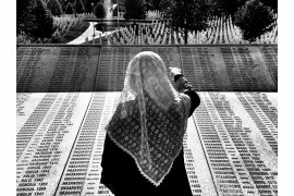 fot. Michał Leja, „Szeroki Kadr”, II miejsce w kategorii LUDZIE

Srebrenica, Potočari. W 1991 roku Srebrenicę zamieszkiwało 37 213 osób, z czego niemal 73 proc. stanowili bośniaccy muzułmanie, a 25 proc. Serbowie. Podczas wojny w Bośni i Hercegowinie (1992–1995) Srebrenica stała się enklawą ONZ mającą chronić ludność wyznania muzułmańskiego na kontrolowanych przez Serbów terenach w północno-wschodniej części kraju. Za enklawę odpowiadał holenderski UNPROFOR. W lipcu 1995 roku Serbowie przypuścili atak na miasto, w tym na enklawę. Holendrzy, mając ściśle określony i ograniczony mandat ONZ, nie byli w stanie obronić enklawy. Doprowadziło to do największej zbrodni w historii powojennej Europy – oddziały Serbów wymordowały tam w masowych egzekucjach ponad 8 tys. muzułmańskich mężczyzn i chłopców. 15–16 sierpnia 2017
